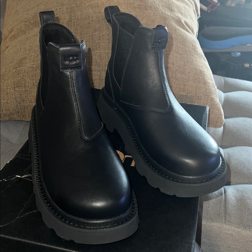 UGG Men's Chelsea Lug Leather Boots - Black